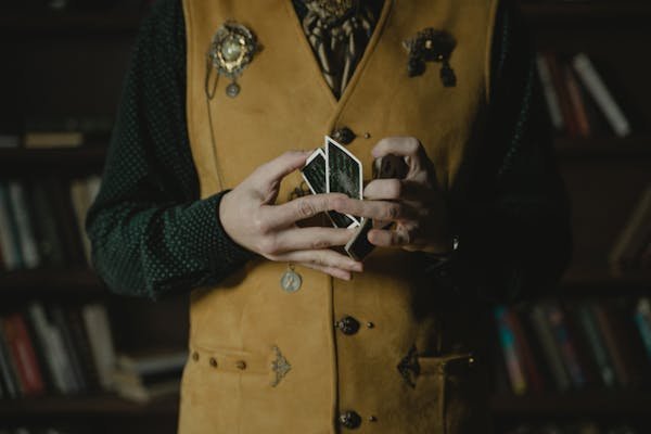 Hugo marceau, le mentaliste à lyon qui éveille vos sens